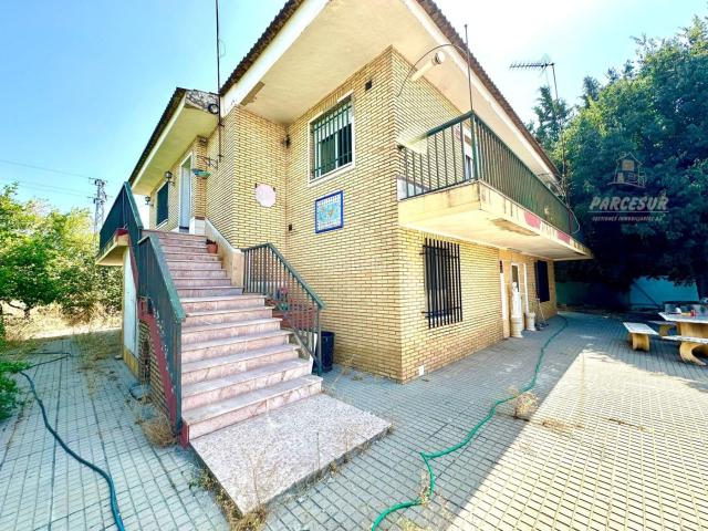 Casa en venta en Córdoba, El Higuerón. Parcela con casa dos plantas en Carretera Palma del Río a 2 minutos de Quirón. Casas.