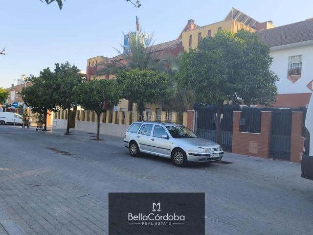 Casa en venta en Córdoba, Huerta de la Reina Trassierra. ESTUPENDA CASA PARA PONER A SU GUSTO CON MUCHAS POSIBILIDADES EN LA ZONA DE COLONIA DE LA PAZ. Casas.