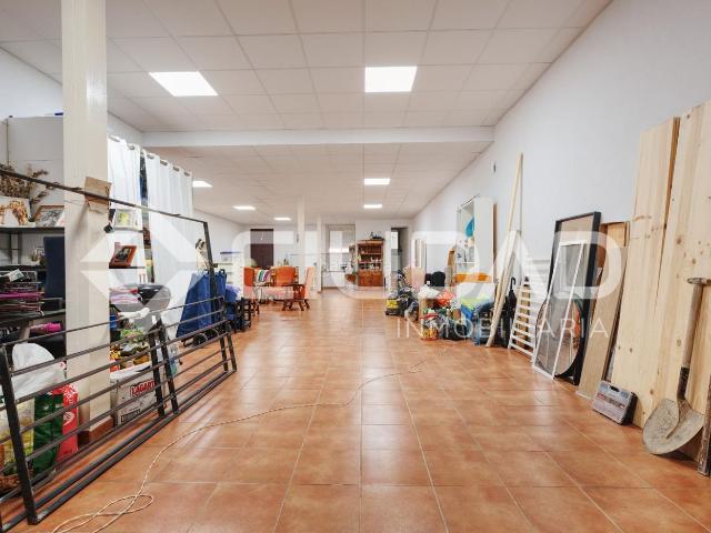 Casa en venta en Coria del Río. Amplia casa adosada de 319 m2 con gran cochera, 4 dormitorios y azotea transitable. Casas Coria del.