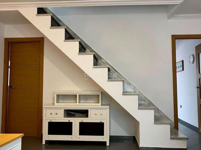 Casa en venta en Coria del Río. Luminosa casa adosada de dos plantas con 102 m2 en zona tranquila con patio y azotea. Casas Coria del.
