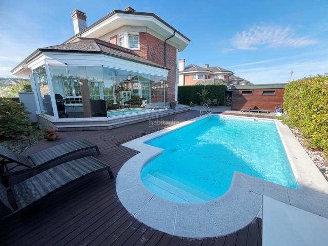 Casa en venta en Corvera de Asturias. Chalet individual en la Urbanización Los Balagares en un estado inmejorable ! Tres dormitorios cada uno de ellos con su baño, sal. Casas Corvera de.