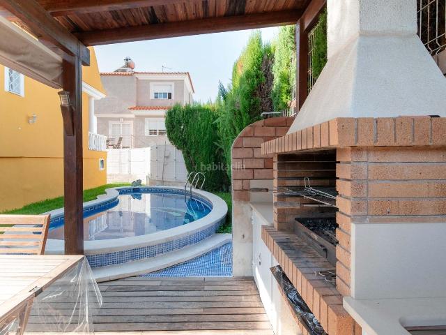 Casa en venta en Daimús. CASA CHALET UNIFAMILIAR CON PISCINA, A 600 MTS. DEL MAR, PLAYA DE DAIMUS VALENCIA. Casas.