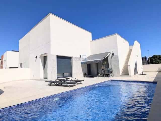 Casa en venta en Daya Nueva. Este impresionante bungalow adosado de 2 dormitorios y 2 baños en Daya Nueva ofrece la vida contemporánea en su máxima expresión. Casas Daya.