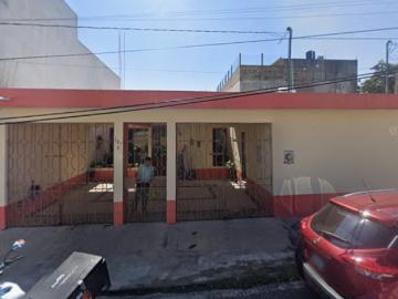 Casa en Venta en Del Bosque, Centro, Tabasco: Espaciosa Propiedad Residencial