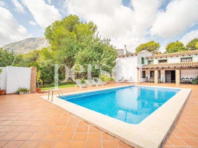 Casa en venta en Dénia, El Montgó. Villa en venta con licencia turística junto al mar, en Denia. Casas.