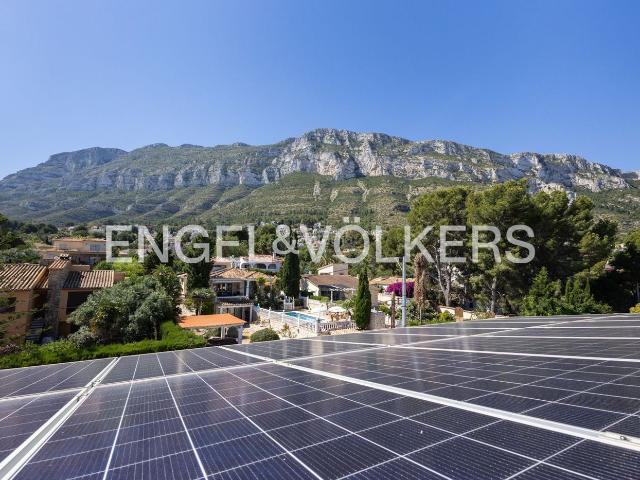 Casa en venta en Dénia, El Montgó. Villa moderna de alta calidad con vistas al mar en ubicación céntrica. Casas.