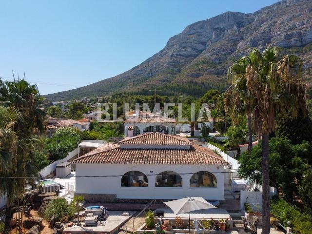 Casa en venta en Dénia, El Montgó. Villa reformada con vistas al mar y piscina climatizada en Dénia. Casas.