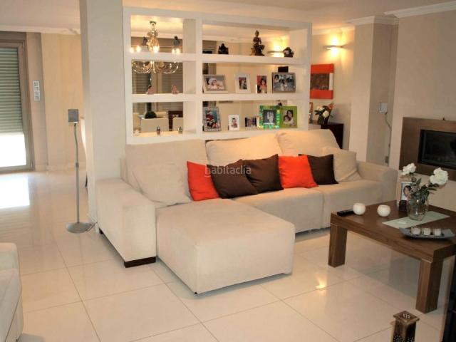 Casa en venta en Dénia, El Montgó. Esta propiedad consta de un chalet de lujo y 2 casas adosadas. Tanto el chalet como las dos casas tienen terrazas con piscinas pri. Casas.