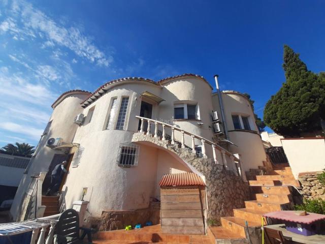Casa en venta en Dénia, El Montgó. Preciosa villa de estilo mediterráneo situado en la falda del montgó. Casas.