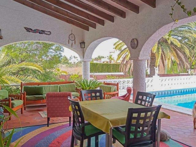 Casa en venta en Dénia, El Montgó. Precioso chalet ubicado caminando a la playa de la Marinetta. Casas.