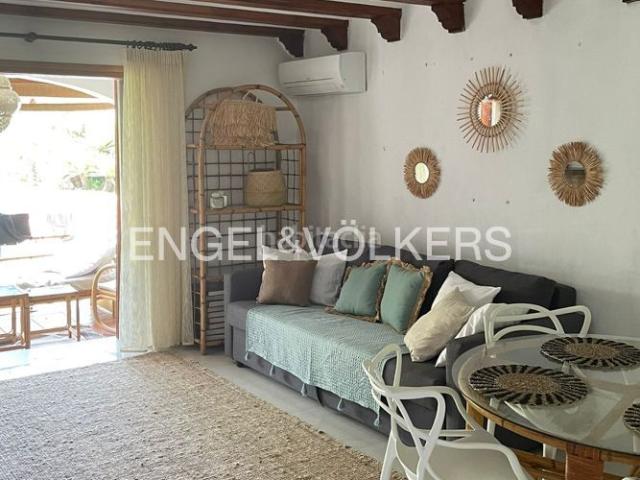 Casa en venta en Dénia, El Puerto. Encantador bungalow a pocos pasos de la playa. Casas.