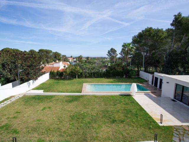Casa en venta en Dénia, La Xara La Sella. Esta exclusiva villa de obra nueva en venta en Deacutenia se encuentra en la tranquila zona de Torrecarrals, donde la tranquilidad. Casas.