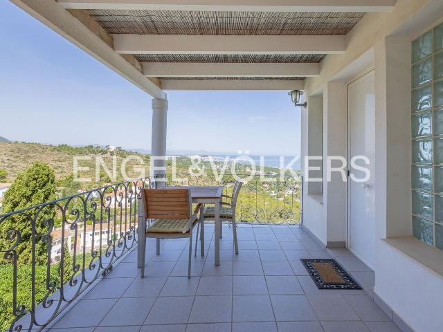 Casa en venta en Dénia, Las Rotas Les Rotes. Exclusiva villa con vistas panorámicas al mar y la montaña en Las Rotas. Casas.