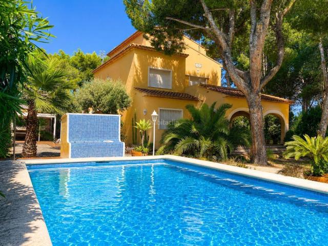 Casa en venta en Dénia, Las Rotas Les Rotes. Exclusividad Villa Independiente con Acceso Directo al Mar en Las Rotas, Dénia. Casas.