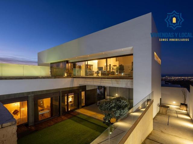 Casa en venta en Dílar. ESPECTACULAR CASA JUNTO A COLEGIO INTERNACIONAL. Casas.