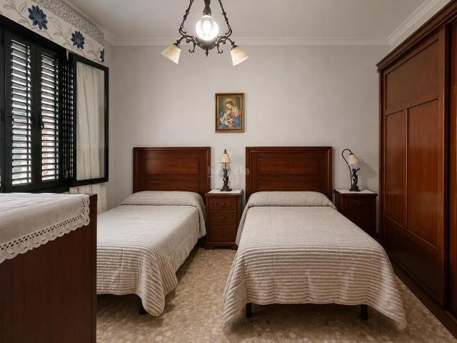 Casa en venta en Dos Hermanas, Centro Doña Mercedes. Amplia vivienda familiar con excelente distribución y mucha luz natural. Casas Dos.