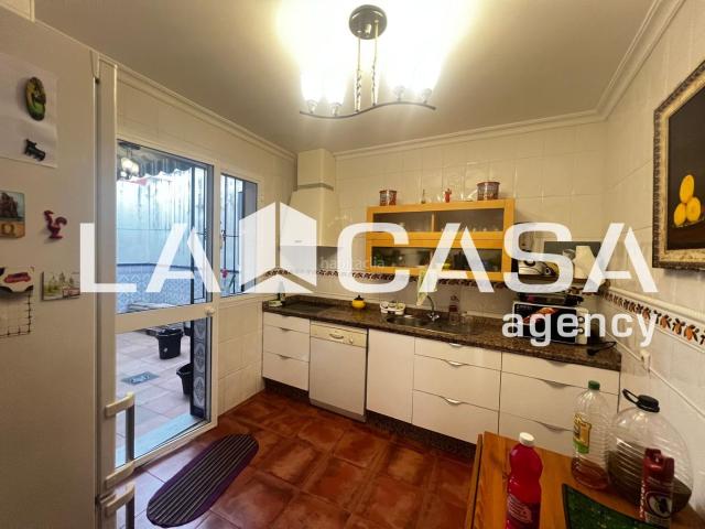 Casa en venta en Dos Hermanas, Centro Doña Mercedes. Magnífica casa de dos plantas en muy buen estado, lista para entrar a vivir. Casas Dos.