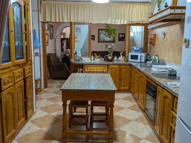 Casa en venta en Dos Hermanas, Centro Doña Mercedes. SE VENDE magnifica casa en el centro de DH de 6 dormitorios, 3 baños, patios, terrazas, azotea y garaje PRECIO NEGOCIABLE. Casas Dos.