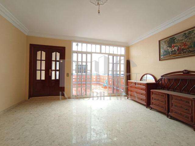 Casa en venta en Dos Hermanas, El Arenal La Pólvora. casa en el centro Dos Hermanas con cochera 3 habitaciones 3wc 2 salones. Casas Dos.