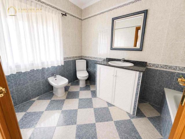 Casa en venta en Dos Hermanas, La Hacienda Nueva Andalucía. Gran oportunidad en Las Portadas! Amplia vivienda con sótano, garaje y azotea privada. Casas Dos.