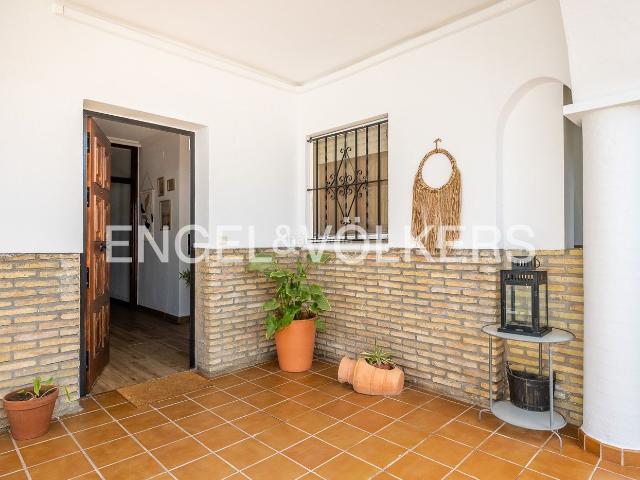 Casa en venta en Dos Hermanas, La Motilla Fuente del Rey. Descubra una gran casa en Urbanización La Motilla, Dos Hermanas Sevilla casa de 350 m renovada, 5 estancias y 4 baños, con jardín. Casas Dos.