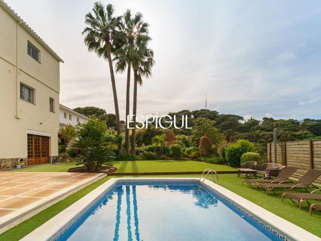 Casa en venta en Dosrius, Canyamars. Elegancia, vistas y privacidad a 5 minutos de Mataró. Casas.