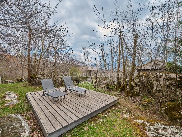 Casa en venta en Dorres Pirineos. Casa independiente con gran jardín. Casas.
