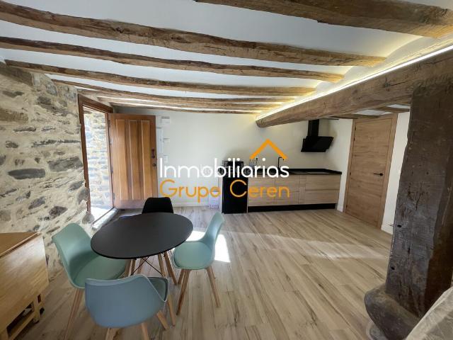 Casa en venta en Ezcaray. Espectacular casa de piedra en la aldea de posadas e Ezcaray de tres plantas rehabilitada con esmero. Casas.