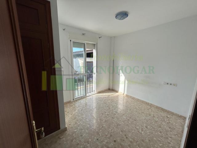 Casa adosada en venta en El Coronil – Amplia vivienda de 3 plantas con garaje, terraza y azotea
