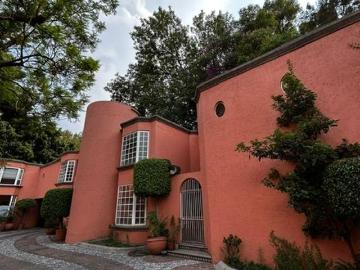 CASA EN VENTA EN EL CORAZ?N DE COYOACAN, FRACCIONAMIENTO PRIVADO!