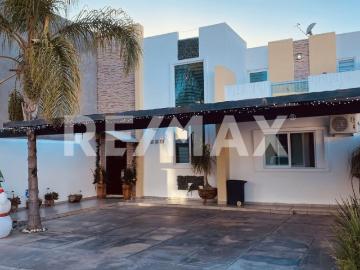 Casa en Venta en el corredor mezquital Fracc. el Lago frente al Colegio Rex