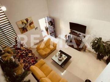 Casa en Venta en el corredor mezquital Fracc. el Lago frente al Colegio Rex 4