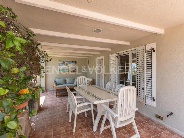 Casa en venta en El Puig de Santa Maria, Playa del Puig. Hermosa Casa en playa Puig con Vistas al Mar, Terraza y Jardín Privado. Casas El Puig de Santa.
