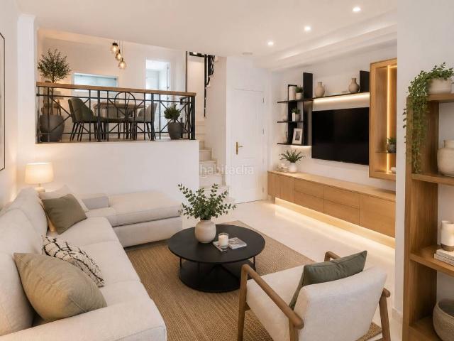 Casa en venta en Elche Elx, Altabix. ADOSADO DE 180 M CON 4 HABITACIONES, SÓTANO, BUHARDILLA, PISCINA Y 2 GARAJES. Casas Elche.