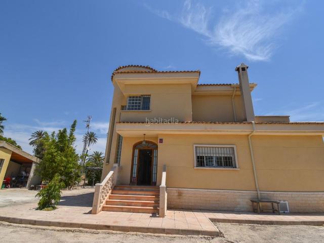 Casa en venta en Elche Elx, Las Bayas. Chalet con piscina, garaje y almacén. Casas Elche.