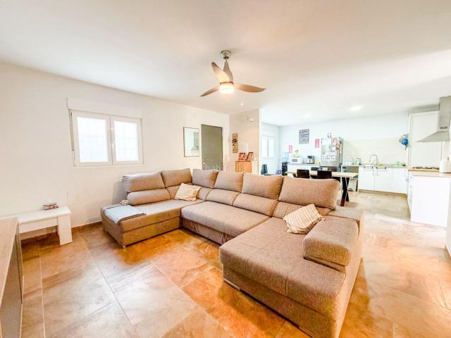 Casa en venta en Elda, San Crispín Huerta Nueva Estación. Casa de Pueblo Completamente Reformada con Patio Interior en Elda. Casas.