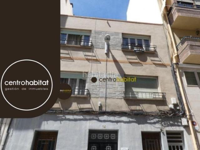 Casa en venta en Elda, Plaza Castelar Mercado Central. Vivienda de tres plantas en la zona de Juan Carlos I. Casas.