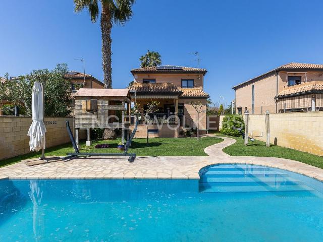 Casa en venta en Eliana l´, Entrepinos. Elegante y confortable propiedad con Piscina Privada en La Eliana. Casas Eliana.