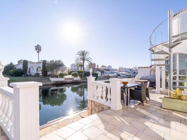 Casa en venta en Empuriabrava, Tordera Fluvià Llobregat Costa Brava. Casa con amarre en exclusiva ubicación. Casas.