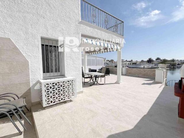 Casa en venta en Empuriabrava, Tordera Fluvià Llobregat Costa Brava. Casa en venta con amarre en Empuriabrava, Costa brava. Casas.