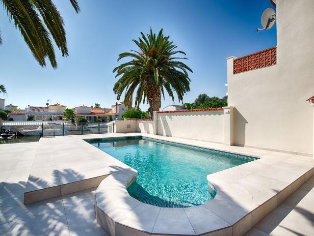 Casa en venta en Empuriabrava, Tordera Fluvià Llobregat Costa Brava. Exclusiva villa renovada con amarre en el canal ancho de Empuriabrava. Casas.