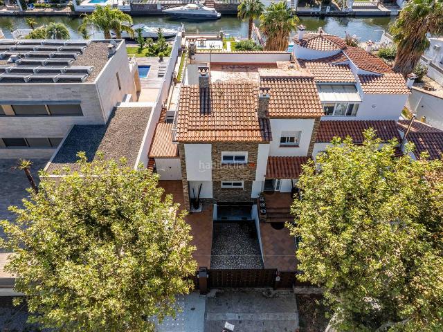 Casa en venta en Empuriabrava, Tordera Fluvià Llobregat Costa Brava. Singular villa con 2 amarres para barco de 14 y 12 metros. Casas.