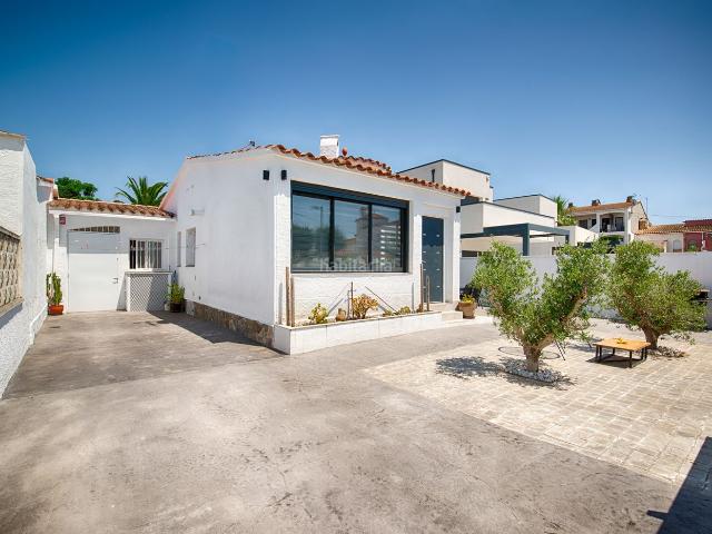 Casa en venta en Empuriabrava, Alberes Costa Brava. Magnífica casa de planta baja con piscina y licencia turística en el sector Alberes. Casas.