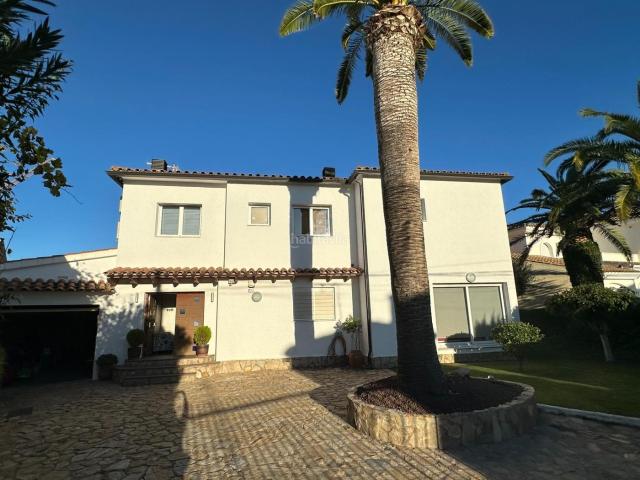 Casa en venta en Empuriabrava, Alberes Costa Brava. Excepcional casa con muelle privado y piscina infinita. Casas.