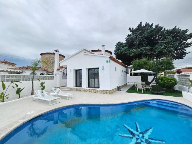 Casa en venta en Empuriabrava, Alberes Costa Brava. Exclusiva villa renovada con piscina privada en Empuriabrava. Casas.