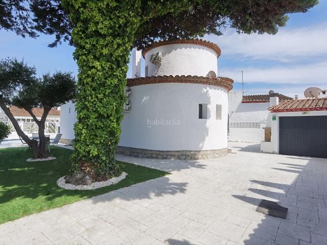 Casa en venta en Empuriabrava, Alberes Costa Brava. ¡Lista para entrar a vivir! Casa reformada con máxima privacidad, 3 dormitorios, magnifica terraza con piscina. Casas.