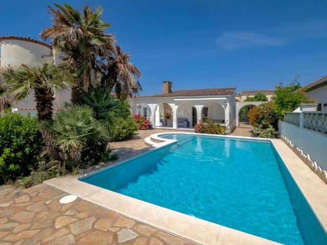 Casa en venta en Empuriabrava, Cap Ras Creus Falconera Costa Brava. Villa con piscina y amarre de 16 metros cerca del centro. Casas.