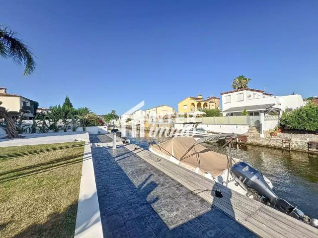 Casa en venta en Empuriabrava, Cap Ras Creus Falconera Costa Brava. Villa de prestigio en exclusividad con amarre de 25 m en los canales de Empuriabrava. Casas.
