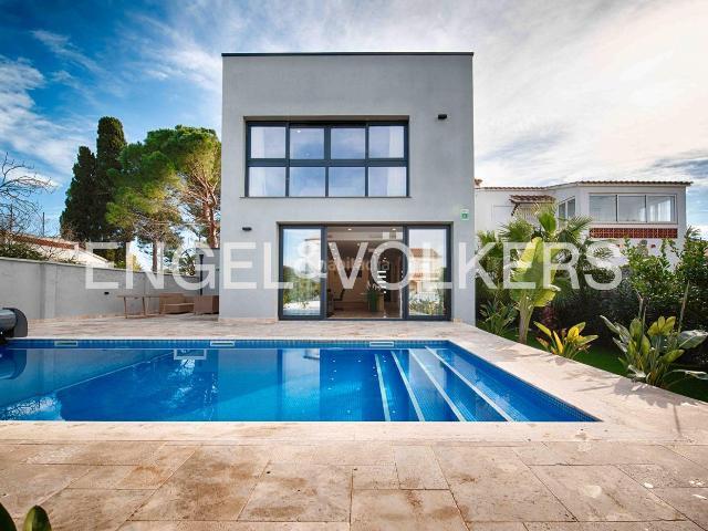 Casa en venta en Empuriabrava, Cap Ras Creus Falconera Costa Brava. Casa moderna junto al canal con amarre de 15 m. Casas.