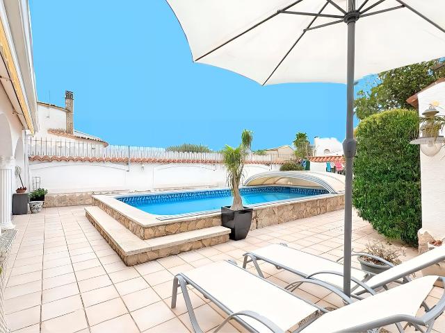 Casa en venta en Empuriabrava, Cap Ras Creus Falconera Costa Brava. Casa de lujo con amarre de 25 metros, piscina y jardín. Casas.